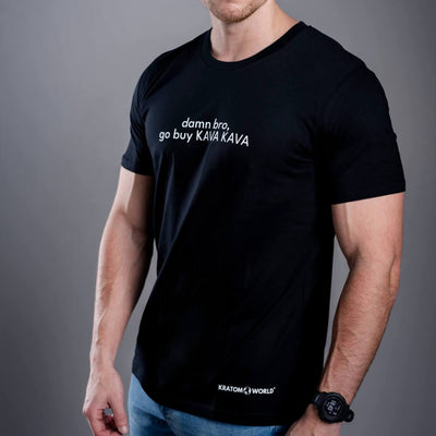 Kratom World férfi póló „damn bro, go buy KAVA KAVA” motívummal – eredeti merch kratomkedvelők és a Kratom World márka rajongói számára, stílusos streetwear design hangsúlyos nyomattal, kényelmes póló mindennapi viseletre, ideális városba, eseményekre vagy gyűjtői darabként a kratom közösség számára, közelkép-black