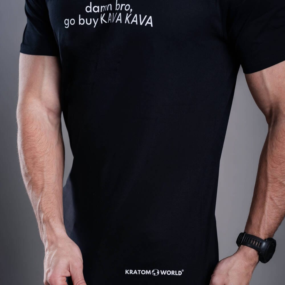 Kratom World férfi póló „damn bro, go buy KAVA KAVA” motívummal – eredeti merch kratomkedvelők és a Kratom World márka rajongói számára, stílusos streetwear design hangsúlyos nyomattal, kényelmes póló mindennapi viseletre, ideális városba, eseményekre vagy gyűjtői darabként a kratom közösség számára, közelkép-black