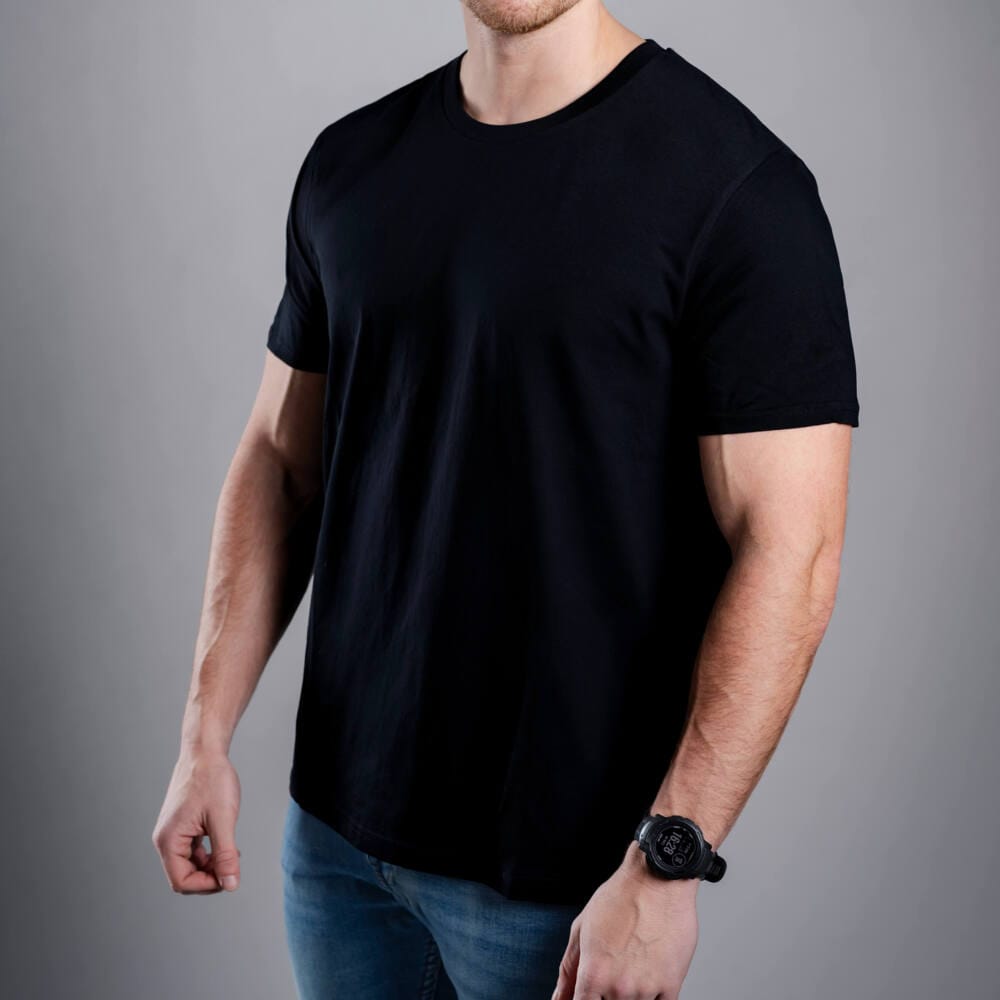 Férfi Kratom World póló „I like Kratom more than I like people.” felirattal – eredeti merch kratomkedvelők és a Kratom World márka rajongói számára, stílusos streetwear design hangsúlyos nyomattal, kényelmes póló mindennapi viseletre, ideális városba, eseményekre vagy gyűjtői darabként a kratom közösség számára-black