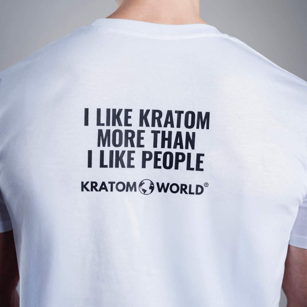 Férfi Kratom World póló „I like Kratom more than I like people.” felirattal – eredeti merch kratomkedvelők és a Kratom World márka rajongói számára, stílusos streetwear design hangsúlyos nyomattal, kényelmes póló mindennapi viseletre, ideális városba, eseményekre vagy gyűjtői darabként a kratom közösség számára, közelkép