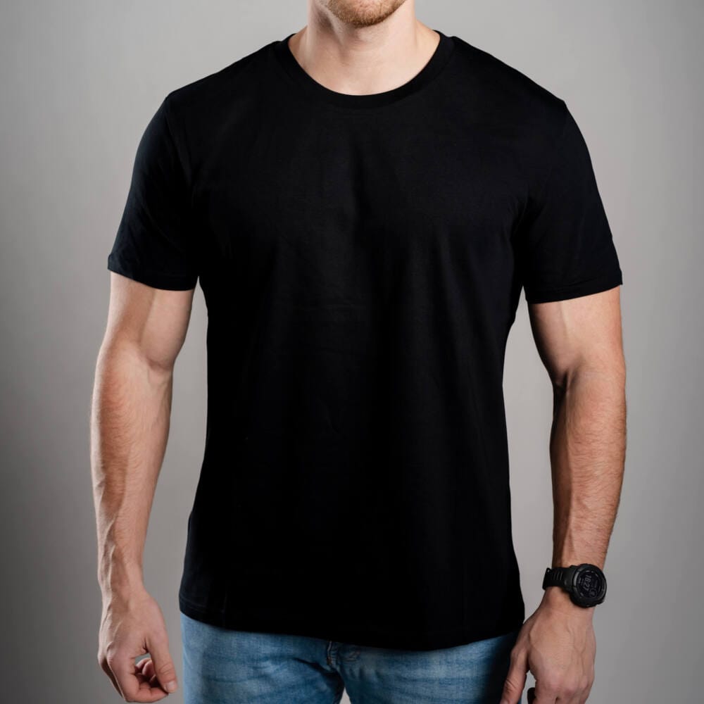 Férfi Kratom World póló „I like Kratom more than I like people.” felirattal – eredeti merch kratomkedvelők és a Kratom World márka rajongói számára, stílusos streetwear design hangsúlyos nyomattal, kényelmes póló mindennapi viseletre, ideális városba, eseményekre vagy gyűjtői darabként a kratom közösség számára, logó részlet-black