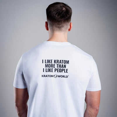 Férfi Kratom World póló „I like Kratom more than I like people.” felirattal – eredeti merch kratomkedvelők és a Kratom World márka rajongói számára, stílusos streetwear design hangsúlyos nyomattal, kényelmes póló mindennapi viseletre, ideális városba, eseményekre vagy gyűjtői darabként a kratom közösség számára, hátoldal
