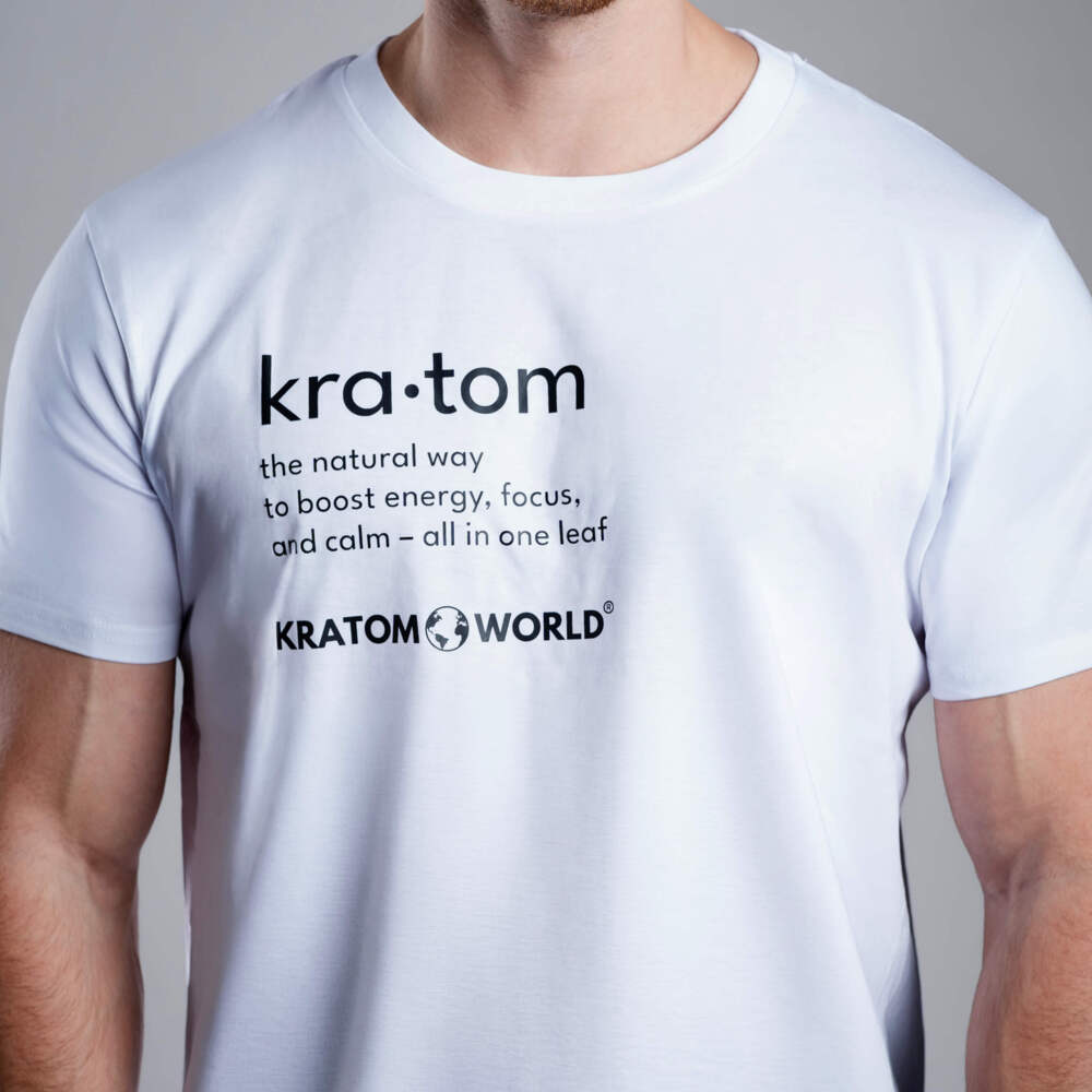 Férfi Kratom World póló „Kratom – The Natural Way.” motívummal – eredeti merch kratomkedvelők és a Kratom World márka rajongói számára, stílusos streetwear design hangsúlyos nyomattal, kényelmes póló mindennapi viseletre, ideális városba, eseményekre vagy gyűjtői darabként a kratom közösség számára, közelkép
