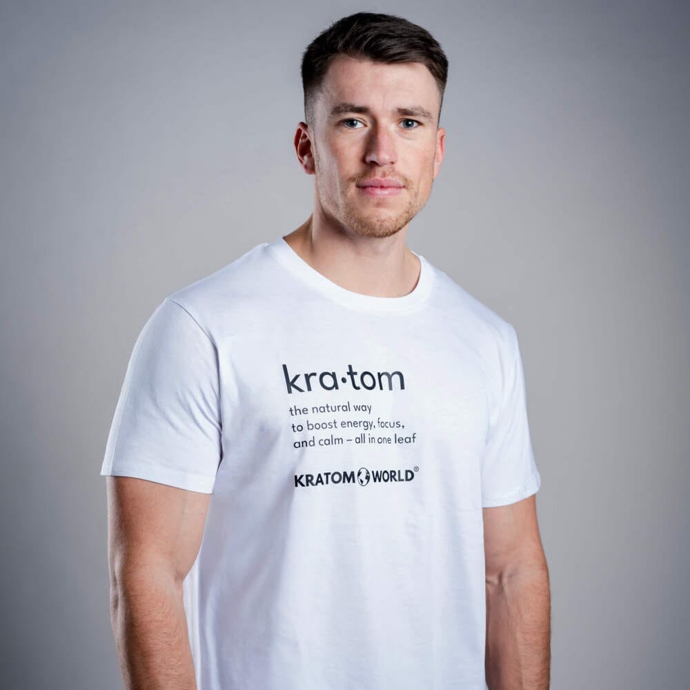 Férfi Kratom World póló „Kratom – The Natural Way.” motívummal – eredeti merch kratomkedvelők és a Kratom World márka rajongói számára, stílusos streetwear design hangsúlyos nyomattal, kényelmes póló mindennapi viseletre, ideális városba, eseményekre vagy gyűjtői darabként a kratom közösség számára
