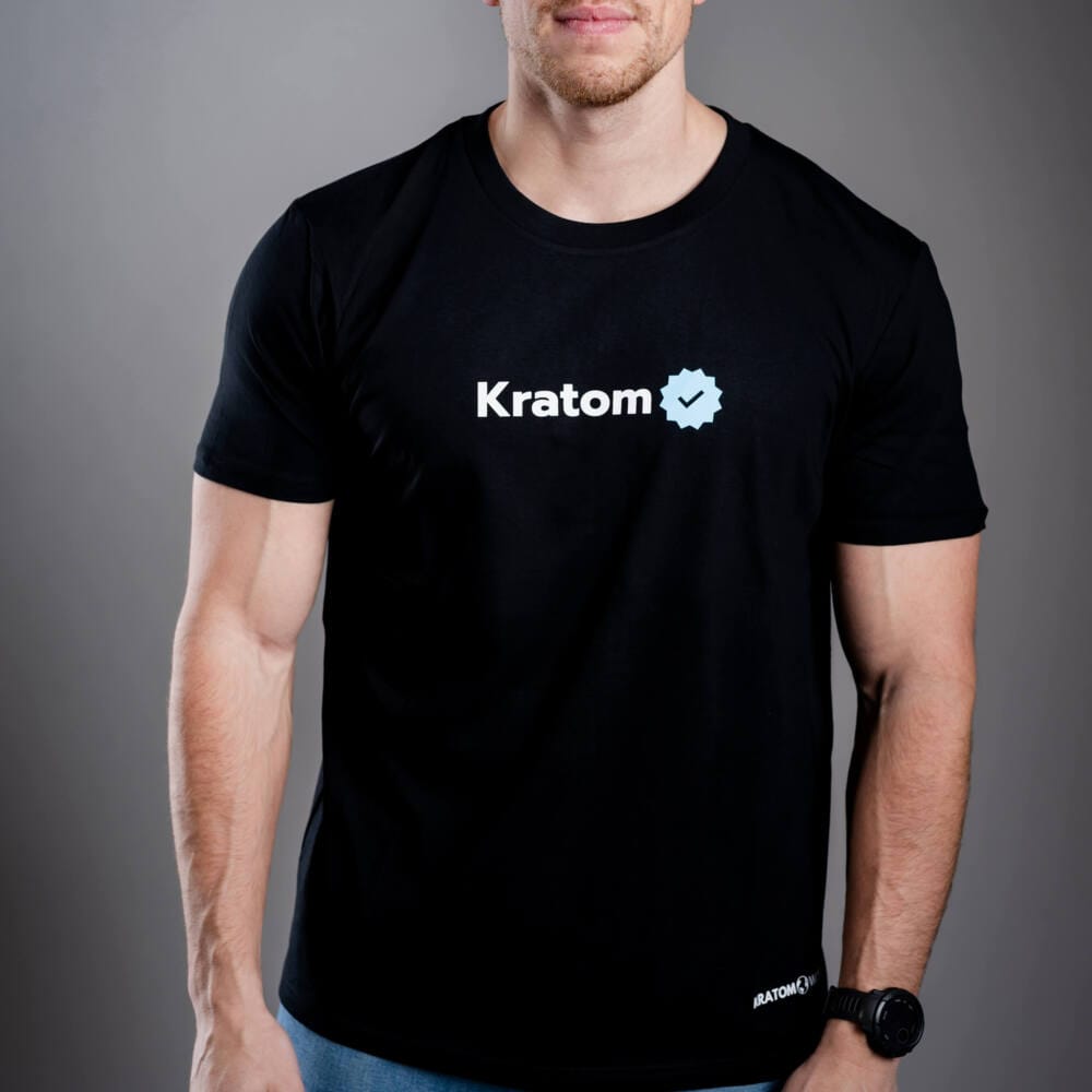 Kratom World férfi póló „Kratom Verified” motívummal – eredeti merch kratomkedvelők és a Kratom World márka rajongói számára, stílusos streetwear design hangsúlyos nyomattal, kényelmes póló mindennapi viseletre, ideális városba, eseményekre vagy gyűjtői darabként a kratom közösség számára-black