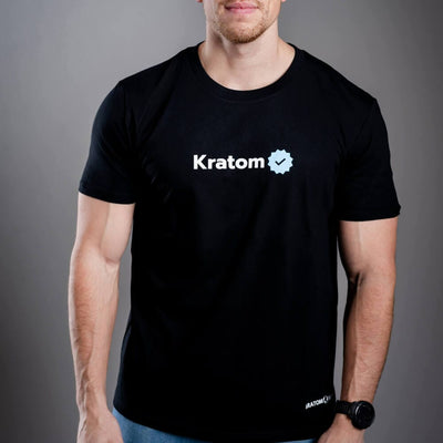 Kratom World férfi póló „Kratom Verified” motívummal – eredeti merch kratomkedvelők és a Kratom World márka rajongói számára, stílusos streetwear design hangsúlyos nyomattal, kényelmes póló mindennapi viseletre, ideális városba, eseményekre vagy gyűjtői darabként a kratom közösség számára-black