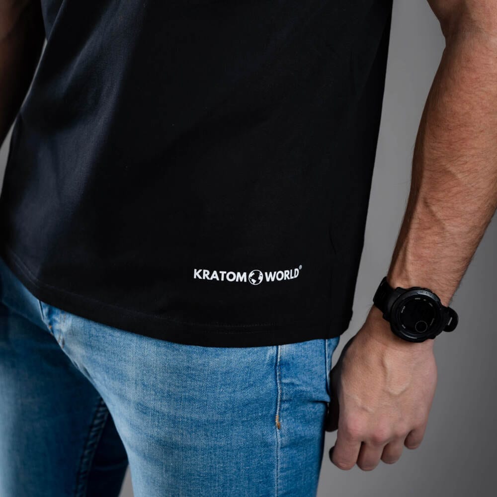 Kratom World férfi póló „Kratom Verified” motívummal – eredeti merch kratomkedvelők és a Kratom World márka rajongói számára, stílusos streetwear design hangsúlyos nyomattal, kényelmes póló mindennapi viseletre, ideális városba, eseményekre vagy gyűjtői darabként a kratom közösség számára, közelkép-black