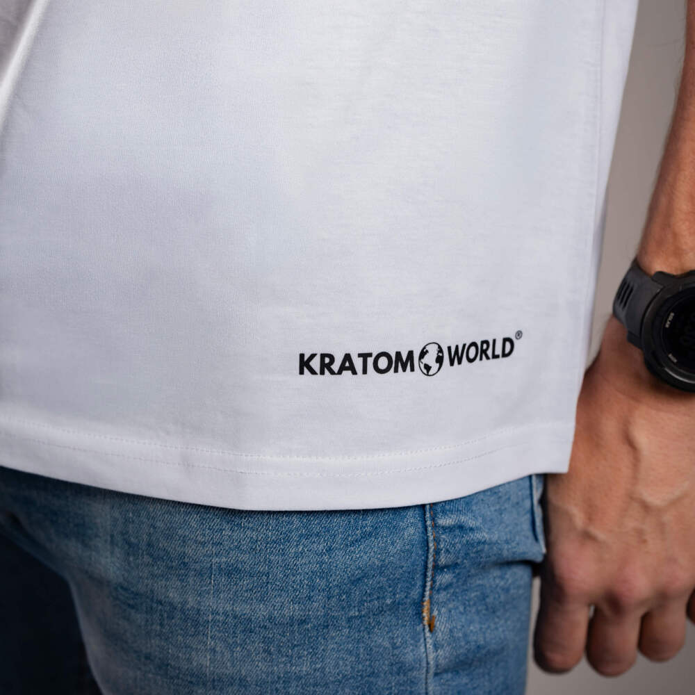 Kratom World férfi póló „Kratom Verified” motívummal – eredeti merch kratomkedvelők és a Kratom World márka rajongói számára, stílusos streetwear design hangsúlyos nyomattal, kényelmes póló mindennapi viseletre, ideális városba, eseményekre vagy gyűjtői darabként a kratom közösség számára, közelkép