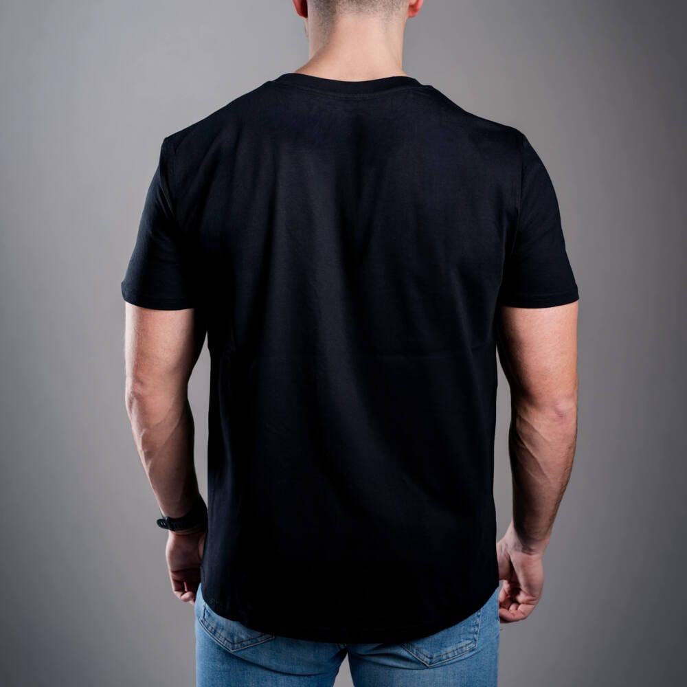 Kratom World férfi póló „Kratom Verified” motívummal – eredeti merch kratomkedvelők és a Kratom World márka rajongói számára, stílusos streetwear design hangsúlyos nyomattal, kényelmes póló mindennapi viseletre, ideális városba, eseményekre vagy gyűjtői darabként a kratom közösség számára, hátoldal-black