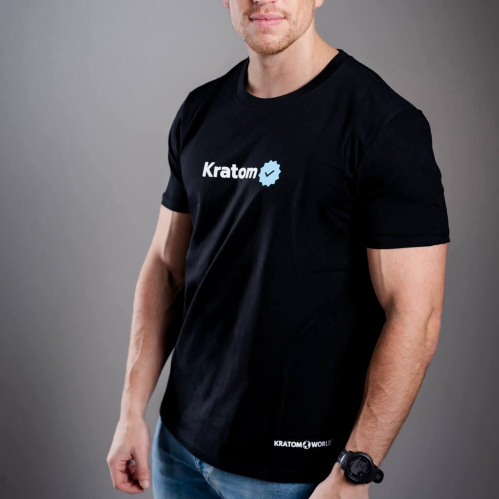 Kratom World férfi póló „Kratom Verified” motívummal – eredeti merch kratomkedvelők és a Kratom World márka rajongói számára, stílusos streetwear design hangsúlyos nyomattal, kényelmes póló mindennapi viseletre, ideális városba, eseményekre vagy gyűjtői darabként a kratom közösség számára, logó részlet-black