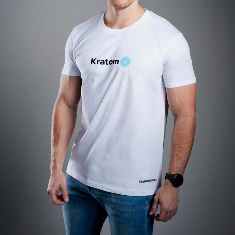 Kratom World férfi póló „Kratom Verified” motívummal – eredeti merch kratomkedvelők és a Kratom World márka rajongói számára, stílusos streetwear design hangsúlyos nyomattal, kényelmes póló mindennapi viseletre, ideális városba, eseményekre vagy gyűjtői darabként a kratom közösség számára