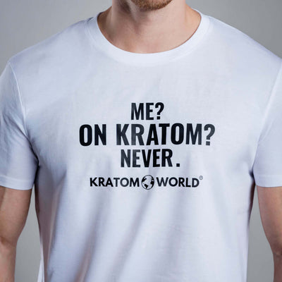 Kratom World férfi póló „Me? On Kratom? Never.” felirattal – eredeti merch a kratom kedvelőinek és a Kratom World márka rajongóinak, stílusos streetwear dizájn karakteres nyomattal, kényelmes póló mindennapi viseletre, ideális városba, eventekre, illetve gyűjtői darabként a kratom közösség számára, közeli részlet