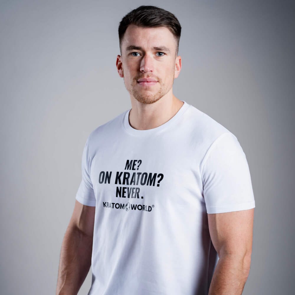 Kratom World férfi póló „Me? On Kratom? Never.” felirattal – eredeti merch a kratom kedvelőinek és a Kratom World márka rajongóinak, stílusos streetwear dizájn karakteres nyomattal, kényelmes póló mindennapi viseletre, ideális városba, eventekre, illetve gyűjtői darabként a kratom közösség számára, logó részlet
