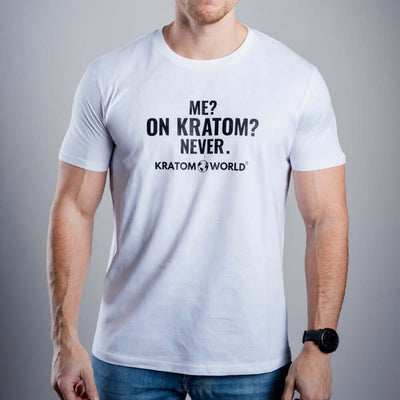 Kratom World férfi póló „Me? On Kratom? Never.” felirattal – eredeti merch a kratom kedvelőinek és a Kratom World márka rajongóinak, stílusos streetwear dizájn karakteres nyomattal, kényelmes póló mindennapi viseletre, ideális városba, eventekre, illetve gyűjtői darabként a kratom közösség számára