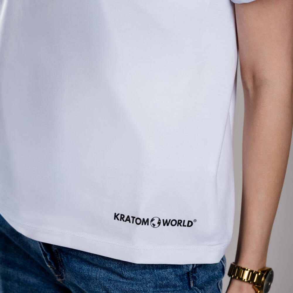 Kratom World női póló „damn bro, go buy KAVA KAVA” motívummal – eredeti merch kratomkedvelők és a Kratom World márka rajongói számára, stílusos streetwear design hangsúlyos nyomattal, kényelmes póló mindennapi viseletre, ideális városba, eseményekre vagy gyűjtői darabként a kratom közösség számára, közelkép