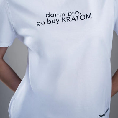 Kratom World női póló „damn bro, go buy KRATOM” motívummal – eredeti merch kratomkedvelők és a Kratom World márka rajongói számára, stílusos streetwear design hangsúlyos nyomattal, kényelmes póló mindennapi viseletre, ideális városba, eseményekre vagy gyűjtői darabként a kratom közösség számára, közelkép