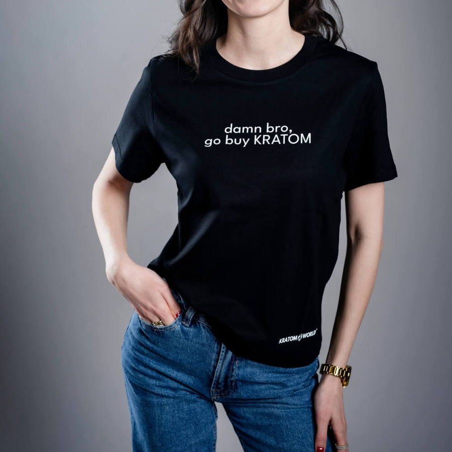 Kratom World női póló „damn bro, go buy KRATOM” motívummal – eredeti merch kratomkedvelők és a Kratom World márka rajongói számára, stílusos streetwear design hangsúlyos nyomattal, kényelmes póló mindennapi viseletre, ideális városba, eseményekre vagy gyűjtői darabként a kratom közösség számára, logó részlet-black
