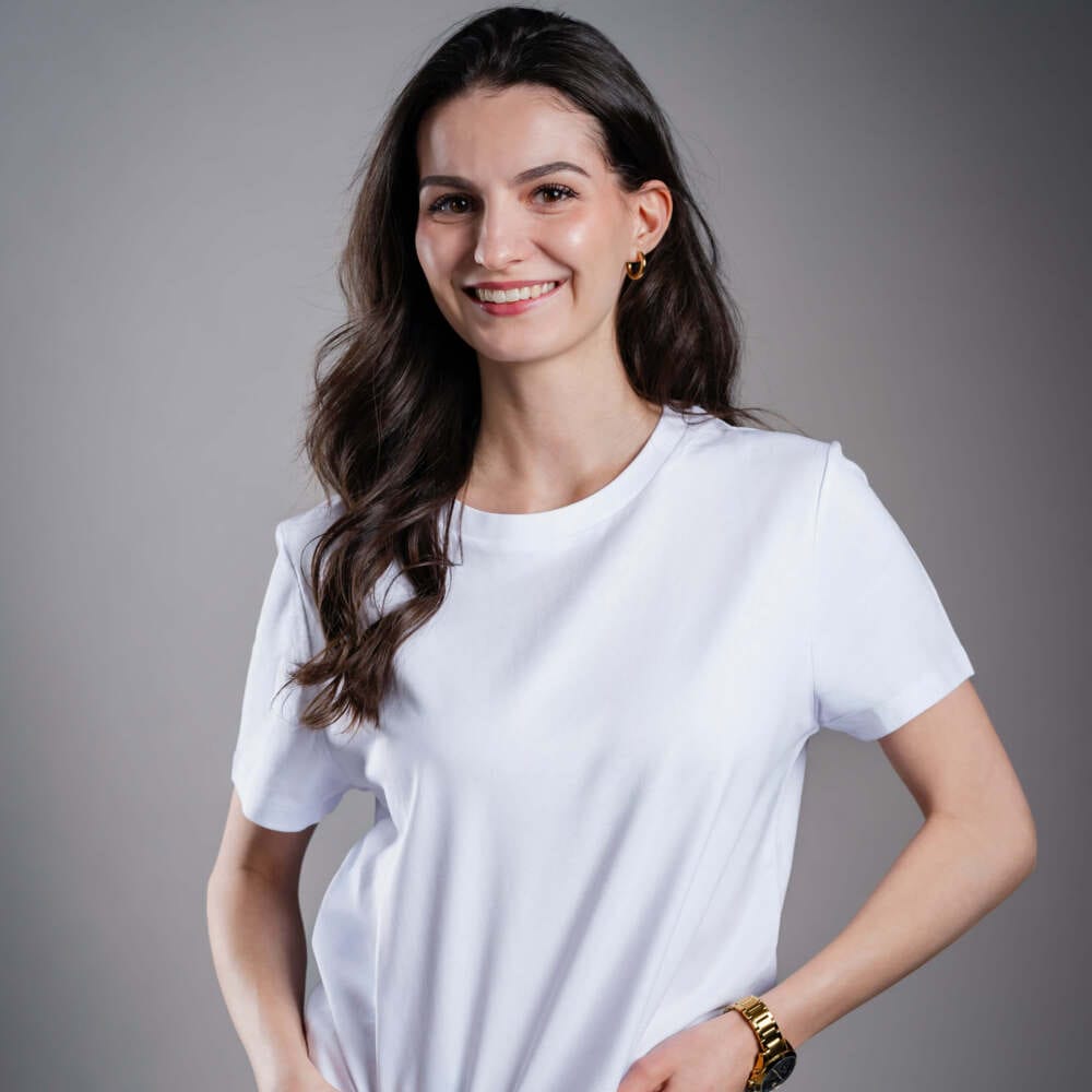 Női Kratom World póló „I like Kratom more than I like people.” felirattal – eredeti merch kratomkedvelők és a Kratom World márka rajongói számára, stílusos streetwear design hangsúlyos nyomattal, kényelmes póló mindennapi viseletre, ideális városba, eseményekre vagy gyűjtői darabként a kratom közösség számára, logó részlet