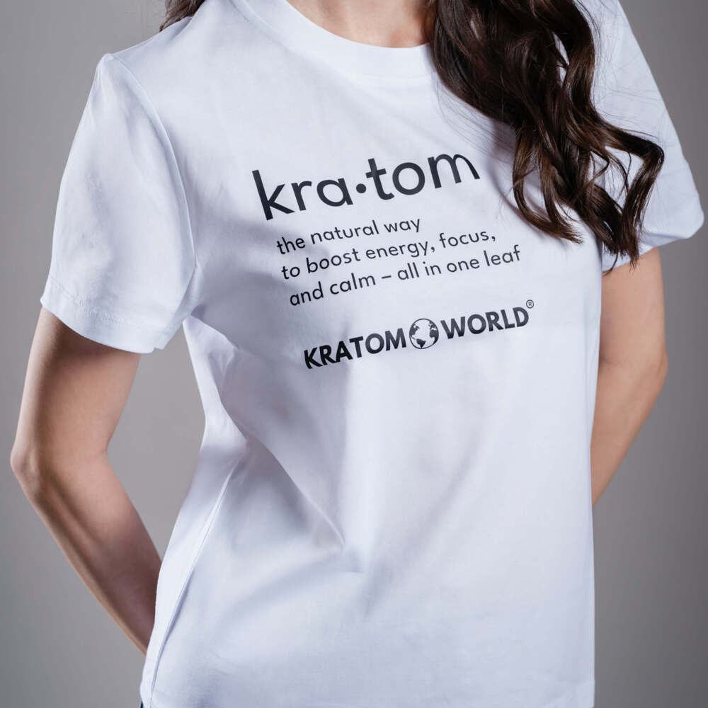Női Kratom World póló „Kratom – The Natural Way.” motívummal – eredeti merch kratomkedvelők és a Kratom World márka rajongói számára, stílusos streetwear design hangsúlyos nyomattal, kényelmes póló mindennapi viseletre, ideális városba, eseményekre vagy gyűjtői darabként a kratom közösség számára, logó részlet