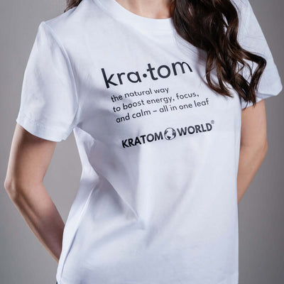 Női Kratom World póló „Kratom – The Natural Way.” motívummal – eredeti merch kratomkedvelők és a Kratom World márka rajongói számára, stílusos streetwear design hangsúlyos nyomattal, kényelmes póló mindennapi viseletre, ideális városba, eseményekre vagy gyűjtői darabként a kratom közösség számára, logó részlet