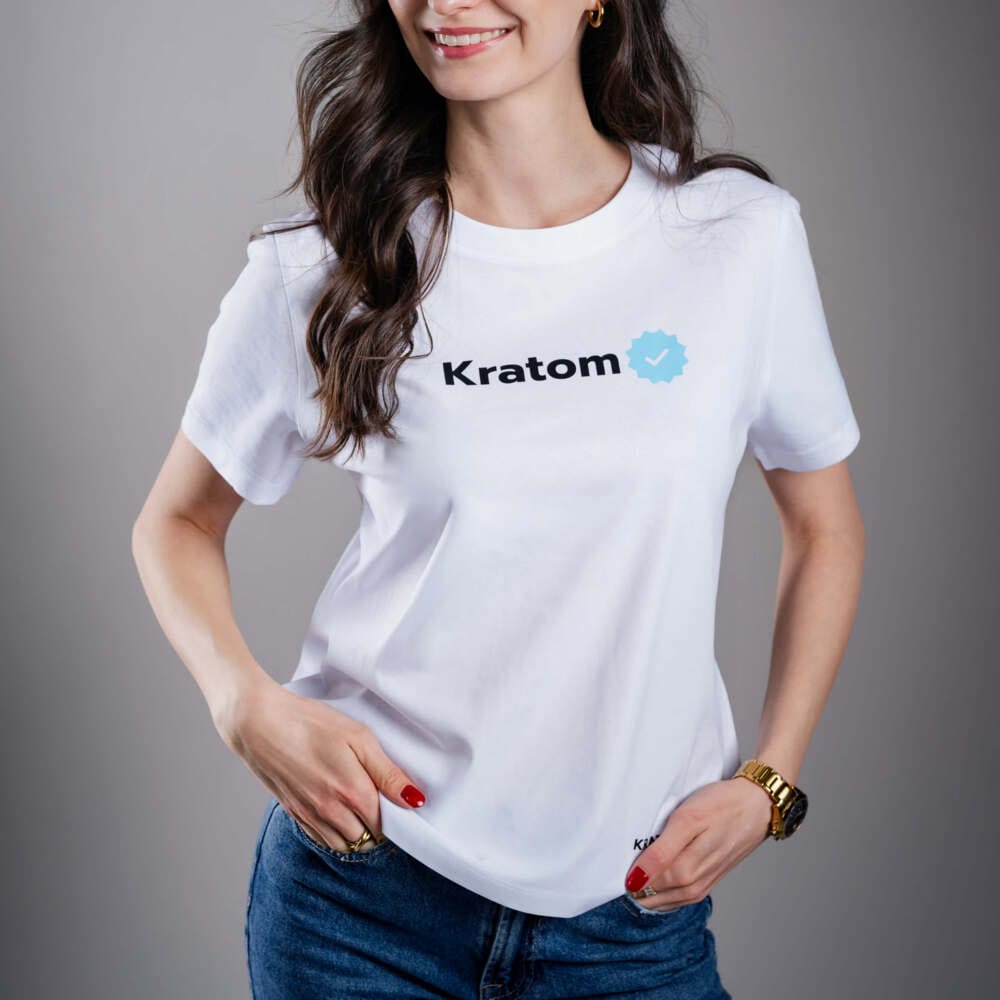 Kratom World női póló „Kratom Verified” motívummal – eredeti merch kratomkedvelők és a Kratom World márka rajongói számára, stílusos streetwear design hangsúlyos nyomattal, kényelmes póló mindennapi viseletre, ideális városba, eseményekre vagy gyűjtői darabként a kratom közösség számára