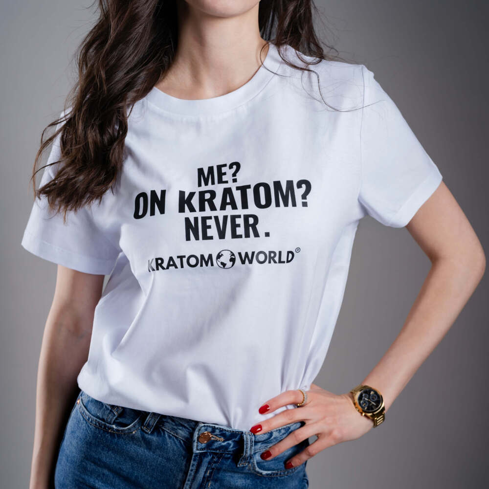 Női Kratom World póló „Me? On Kratom? Never.” motívummal – eredeti merch kratomkedvelők és a Kratom World márka rajongói számára, stílusos streetwear design hangsúlyos nyomattal, kényelmes póló mindennapi viseletre, ideális városba, eseményekre vagy gyűjtői darabként a kratom közösség számára, közelkép