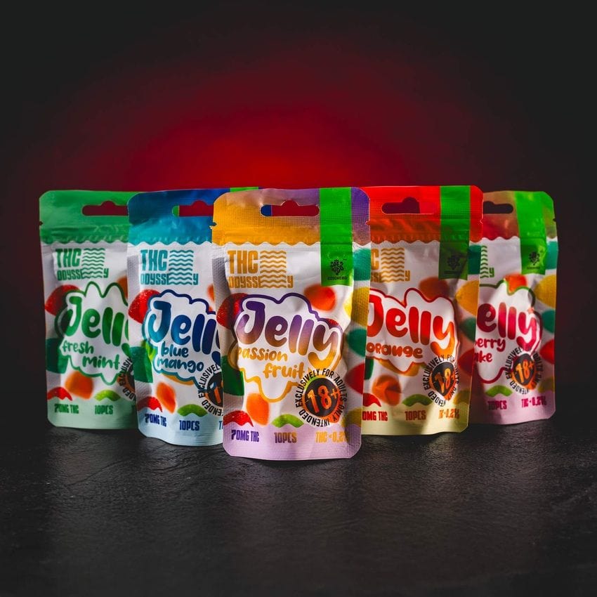 Prémium gyümölcszselé TH Odyssey Jelly 70mg a Kratom Világtól – gyűjtői termék, amely 10 darab zselét tartalmaz, mindegyik 7 mg TH kannabinoiddal, összesen 70 mg a csomagban. Kiváló minőségű alapanyagokból készült, lágy textúrával, egyszerű adagolással, és megfelel az Európai Unió előírásainak 0,2%-os határérték alatt, biztonságos és legális gyűjtői darabként, amelyet relaxáló, harmonizáló és stresszoldó hatásai miatt értékelnek.